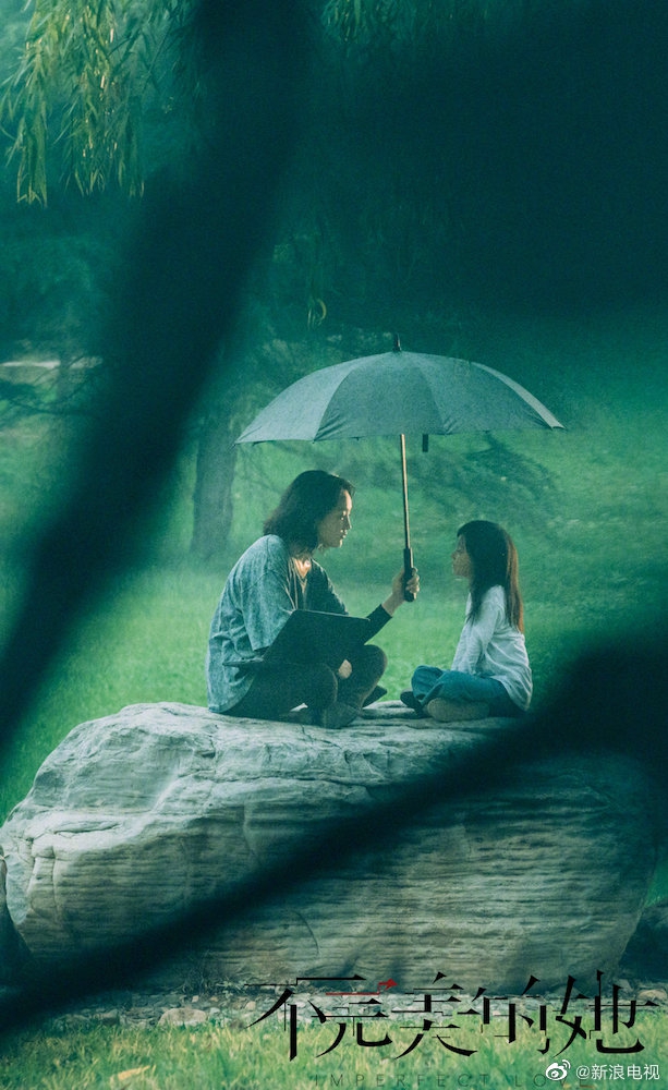 周迅新剧片场花絮照曝光 眉目流转间自带故事感