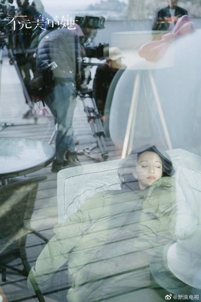 周迅新剧片场花絮照曝光 眉目流转间自带故事感