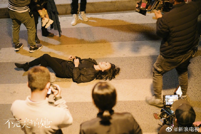 周迅新剧片场花絮照曝光 眉目流转间自带故事感