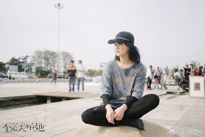 周迅新剧片场花絮照曝光 眉目流转间自带故事感