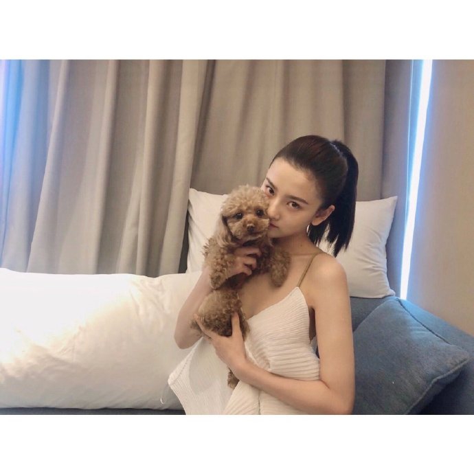 宋祖儿分享精致美照 扎高马尾配V领吊带裙娇俏动人