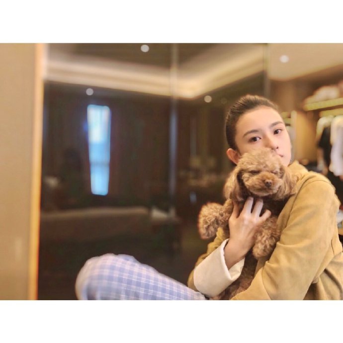 宋祖儿分享精致美照 扎高马尾配V领吊带裙娇俏动人