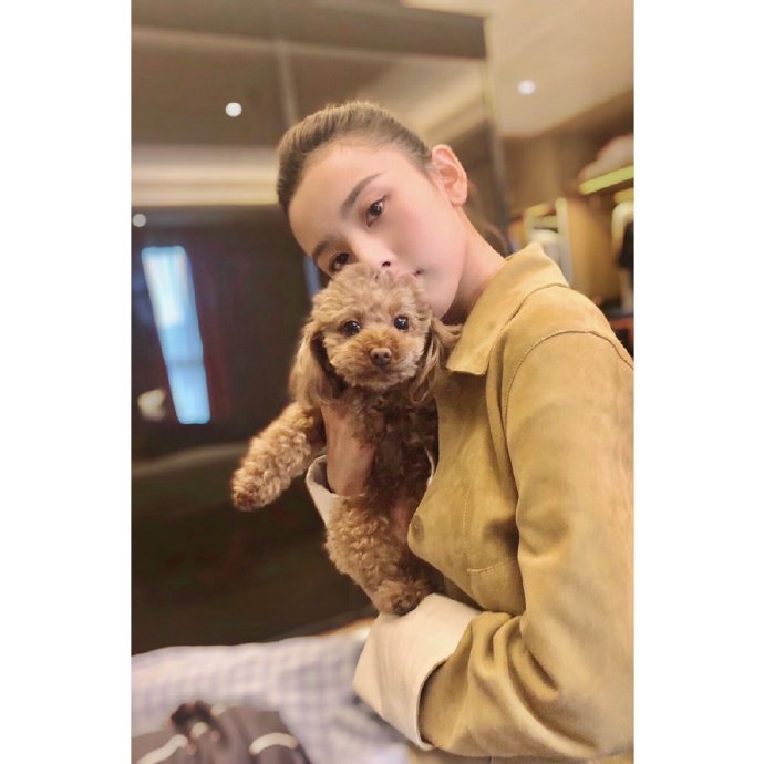 宋祖儿分享精致美照 扎高马尾配V领吊带裙娇俏动人