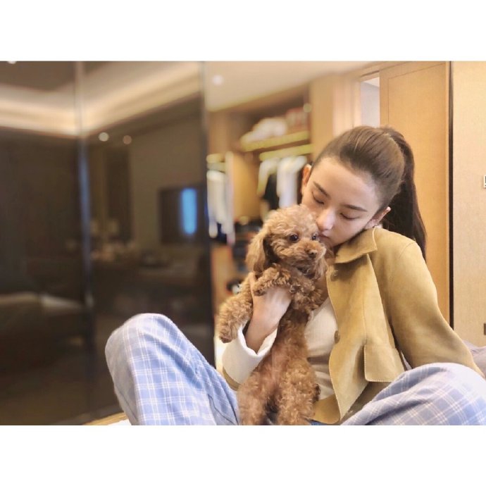 宋祖儿分享精致美照 扎高马尾配V领吊带裙娇俏动人