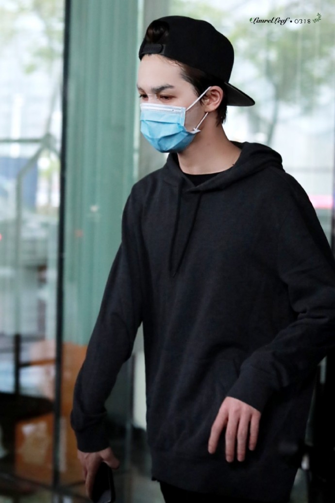 朱正廷反戴鸭舌帽潮流帅气 戴口罩敷面膜令人捧腹