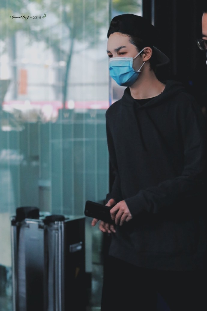 朱正廷反戴鸭舌帽潮流帅气 戴口罩敷面膜令人捧腹