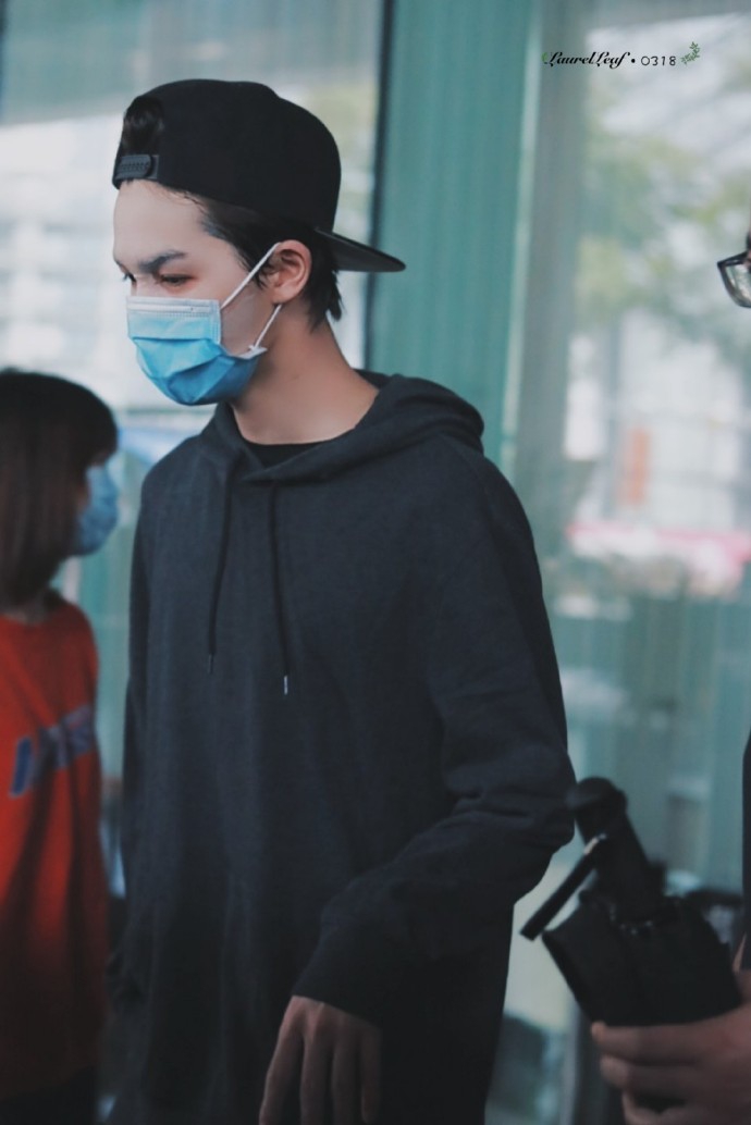 朱正廷反戴鸭舌帽潮流帅气 戴口罩敷面膜令人捧腹