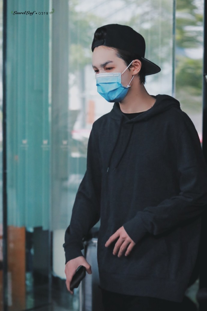 朱正廷反戴鸭舌帽潮流帅气 戴口罩敷面膜令人捧腹