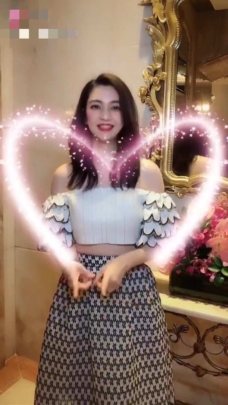 洪欣半露香肩用口红在锁骨上写字 皮肤白嫩似少女