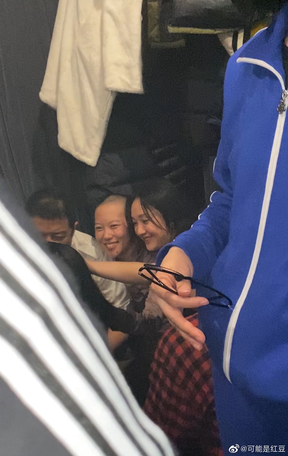 王菲周迅窦靖童李嫣聚会 几人热聊感情好
