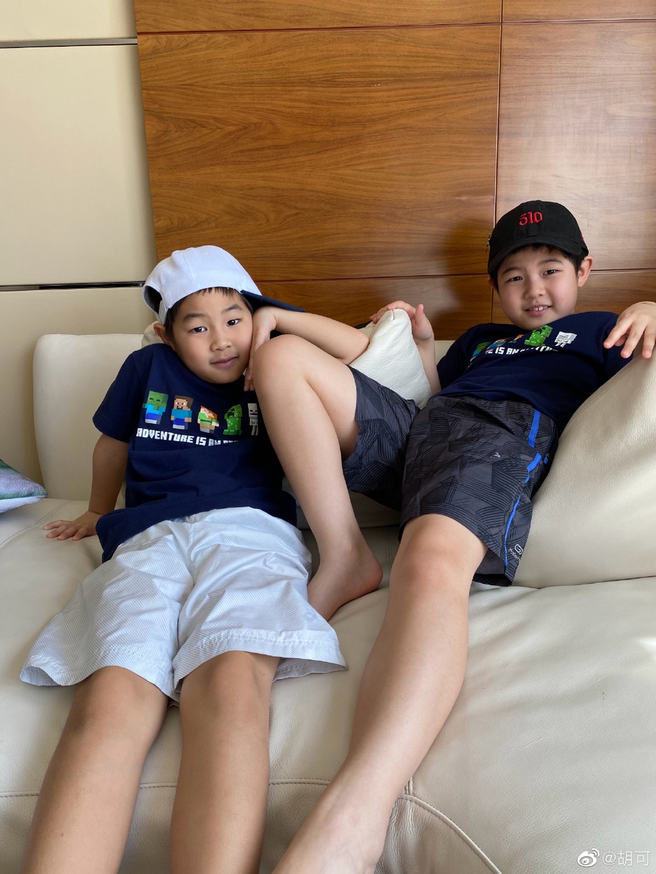 胡可晒儿子宅家日常 安吉小鱼儿沙发上凹造型