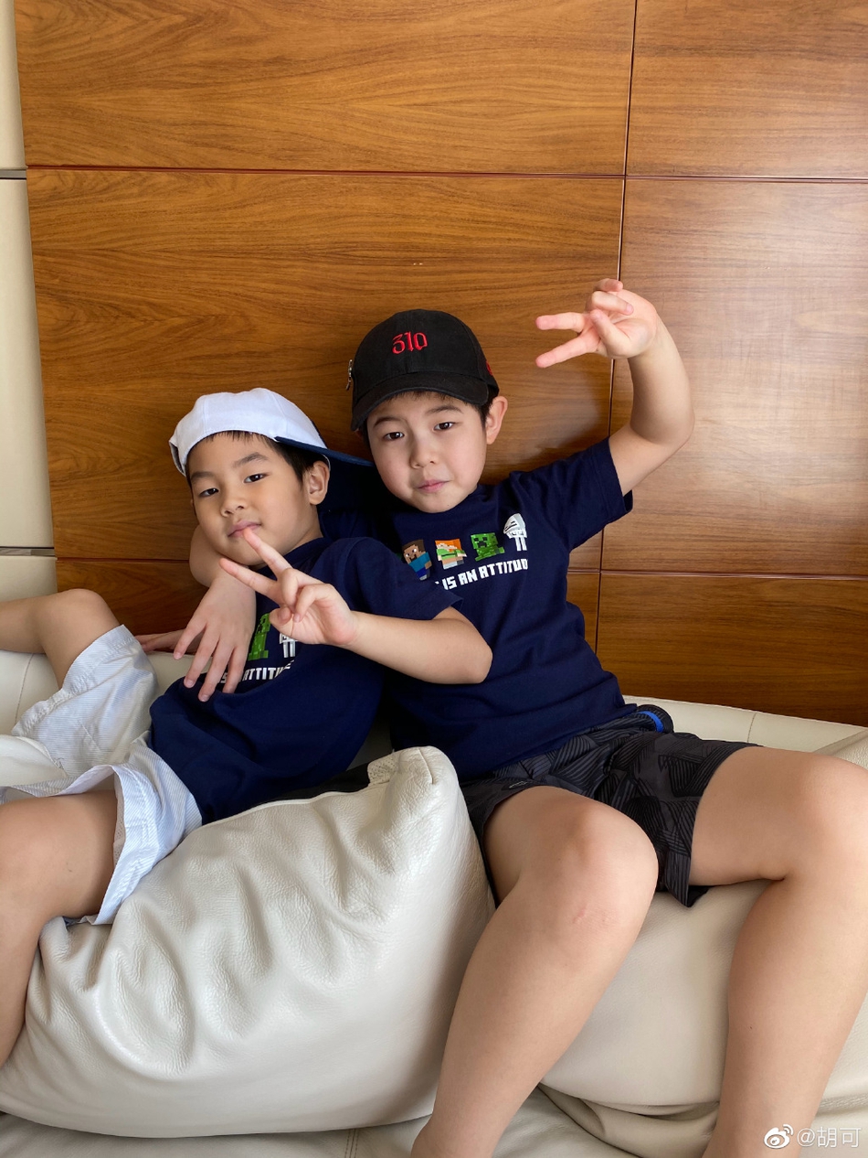 胡可晒儿子宅家日常 安吉小鱼儿沙发上凹造型