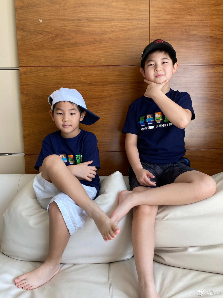 胡可晒儿子宅家日常 安吉小鱼儿沙发上凹造型