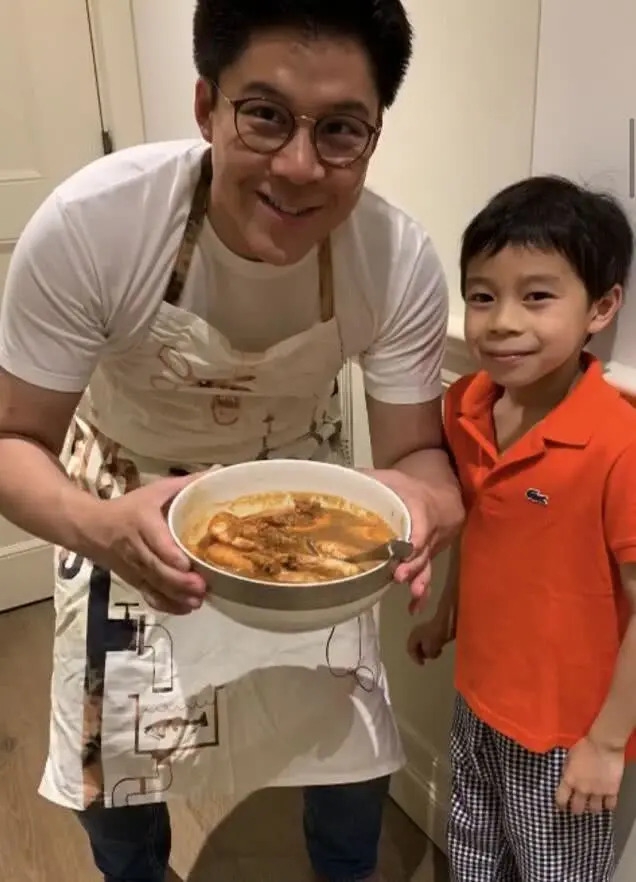 霍启刚带儿子下厨制作咖喱虾 两人大手握小手画面温馨