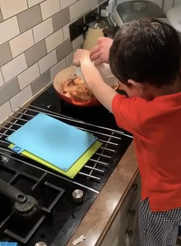 霍启刚带儿子下厨制作咖喱虾 两人大手握小手画面温馨