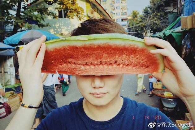 乔欣晒同款照为经纪人庆生 网友：以为官宣恋情