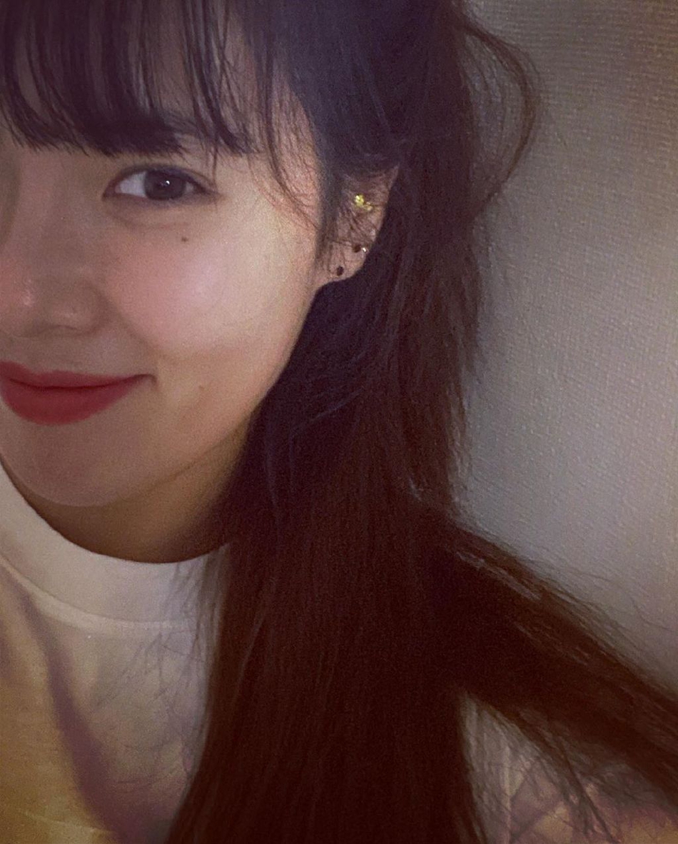 泫雅顶空气刘海晒自拍 对镜比剪刀手嘟嘴可爱卖萌