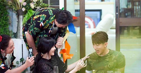 《婚前21天》林丽吟蒙眼给吴尊涂口红