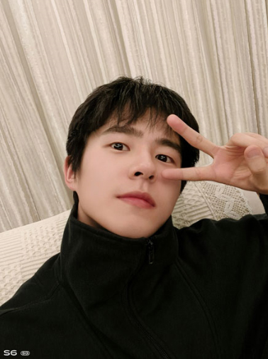 刘昊然晒自拍照帅气可爱 分享自拍技巧