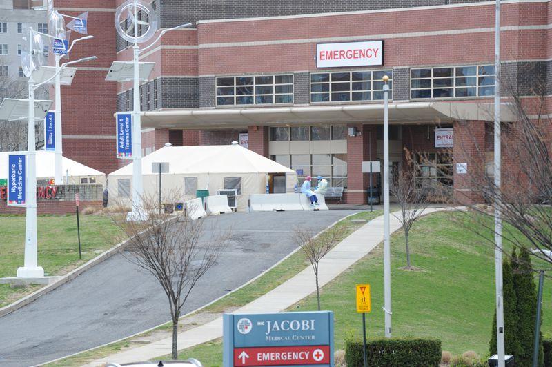 数百医护感染3名护士死亡 纽约护士哭诉：这是一项自杀任务