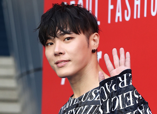 韩国男歌手辉星在公厕晕倒 现场发现多个注射器