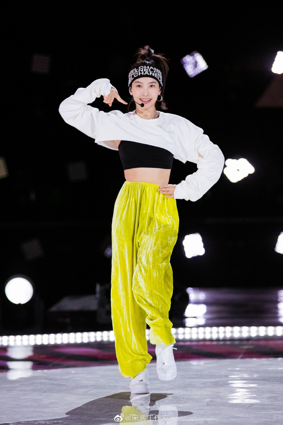宋茜彩排现场大秀蚂蚁腰 荧光黄长裤尽显长腿优势