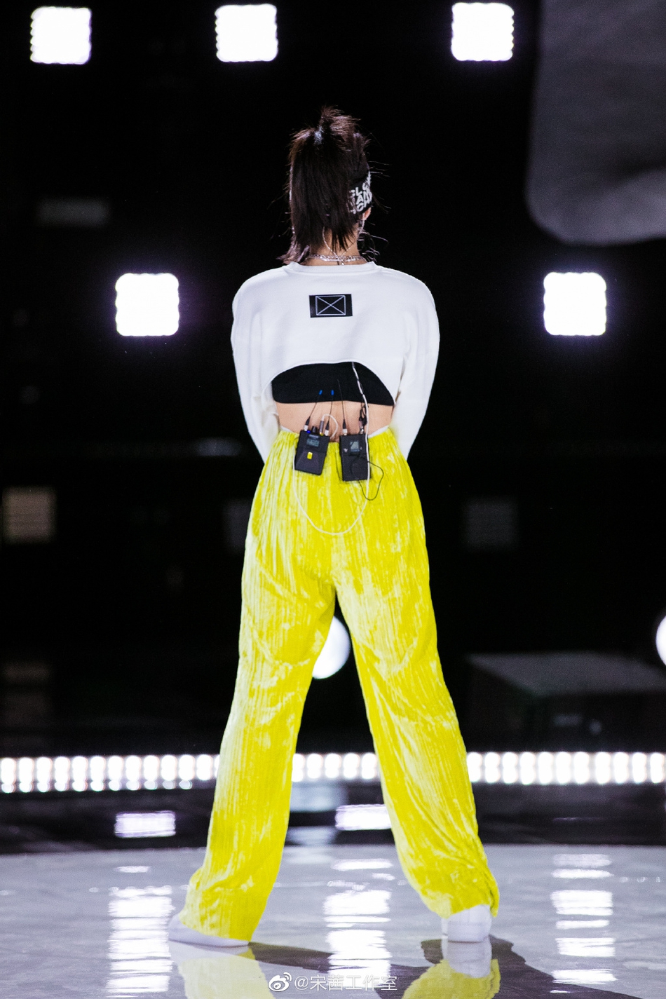 宋茜彩排现场大秀蚂蚁腰 荧光黄长裤尽显长腿优势