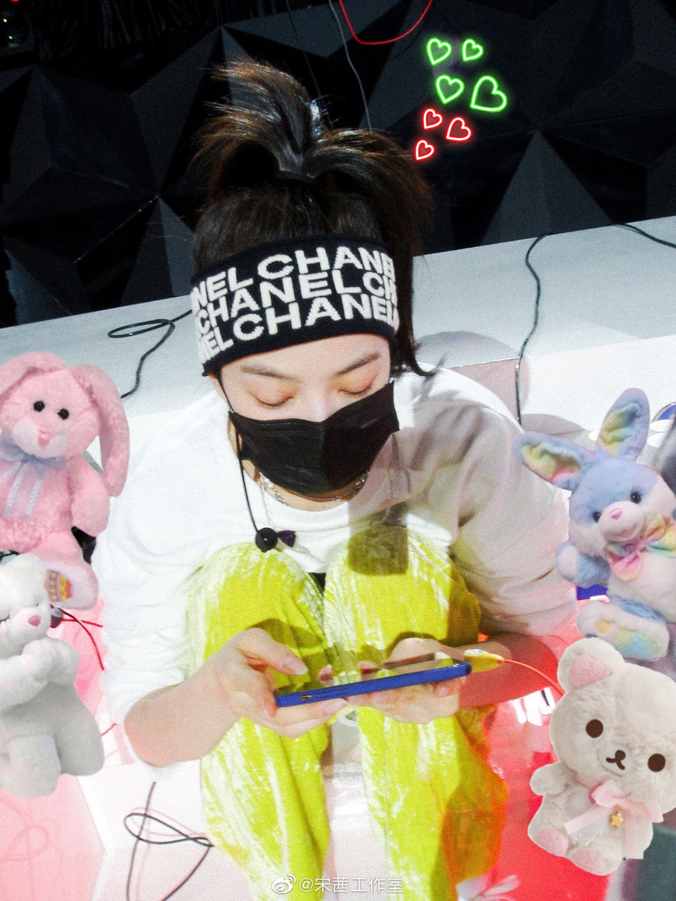 宋茜彩排现场大秀蚂蚁腰 荧光黄长裤尽显长腿优势