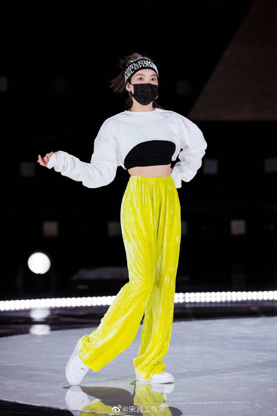 宋茜彩排现场大秀蚂蚁腰 荧光黄长裤尽显长腿优势