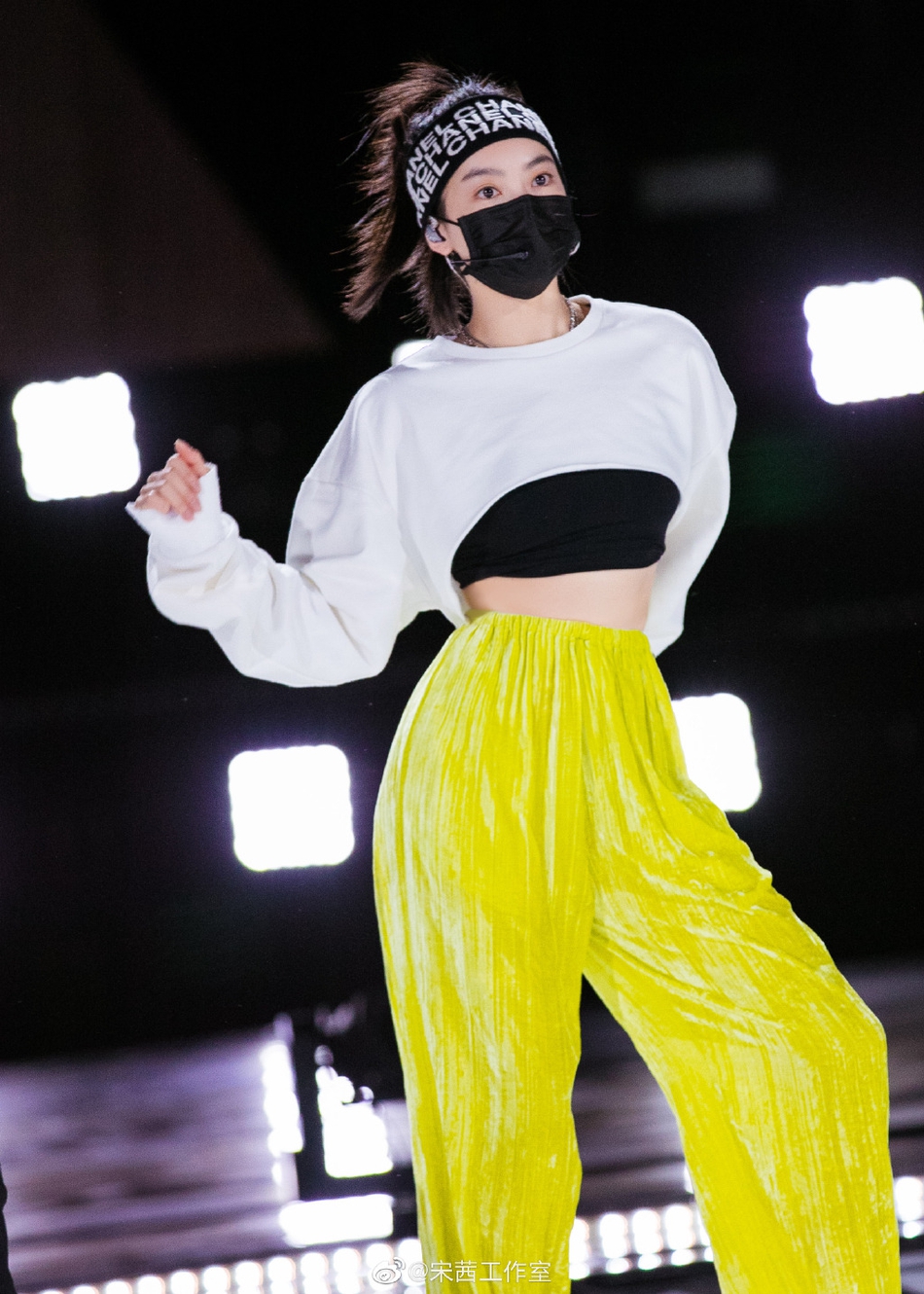 宋茜彩排现场大秀蚂蚁腰 荧光黄长裤尽显长腿优势