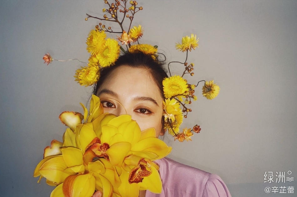 辛芷蕾最新写真曝光 淡黄花束遮脸眼神迷离