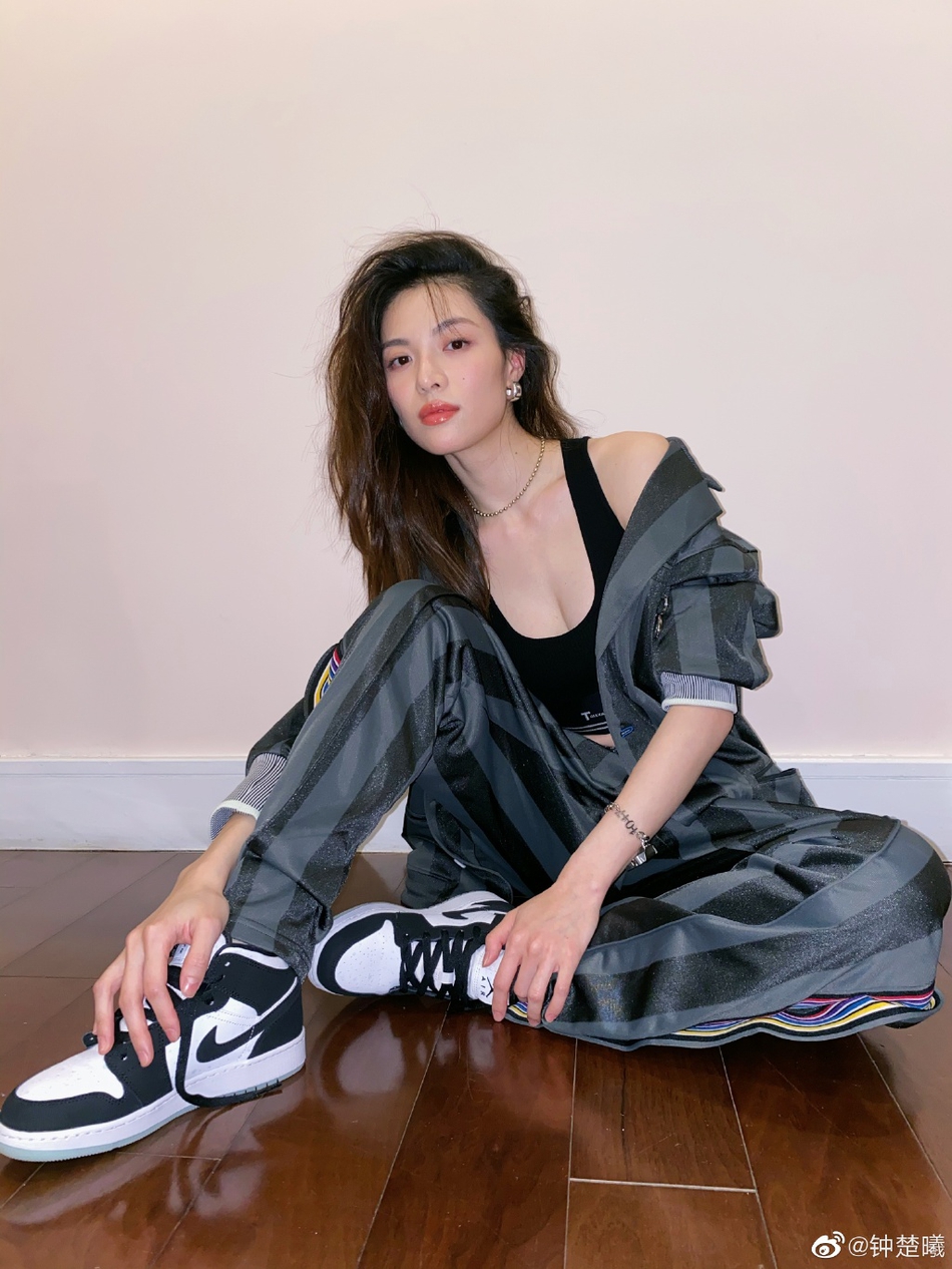 钟楚曦卷发造型慵懒迷人 着运动套装满满街头风