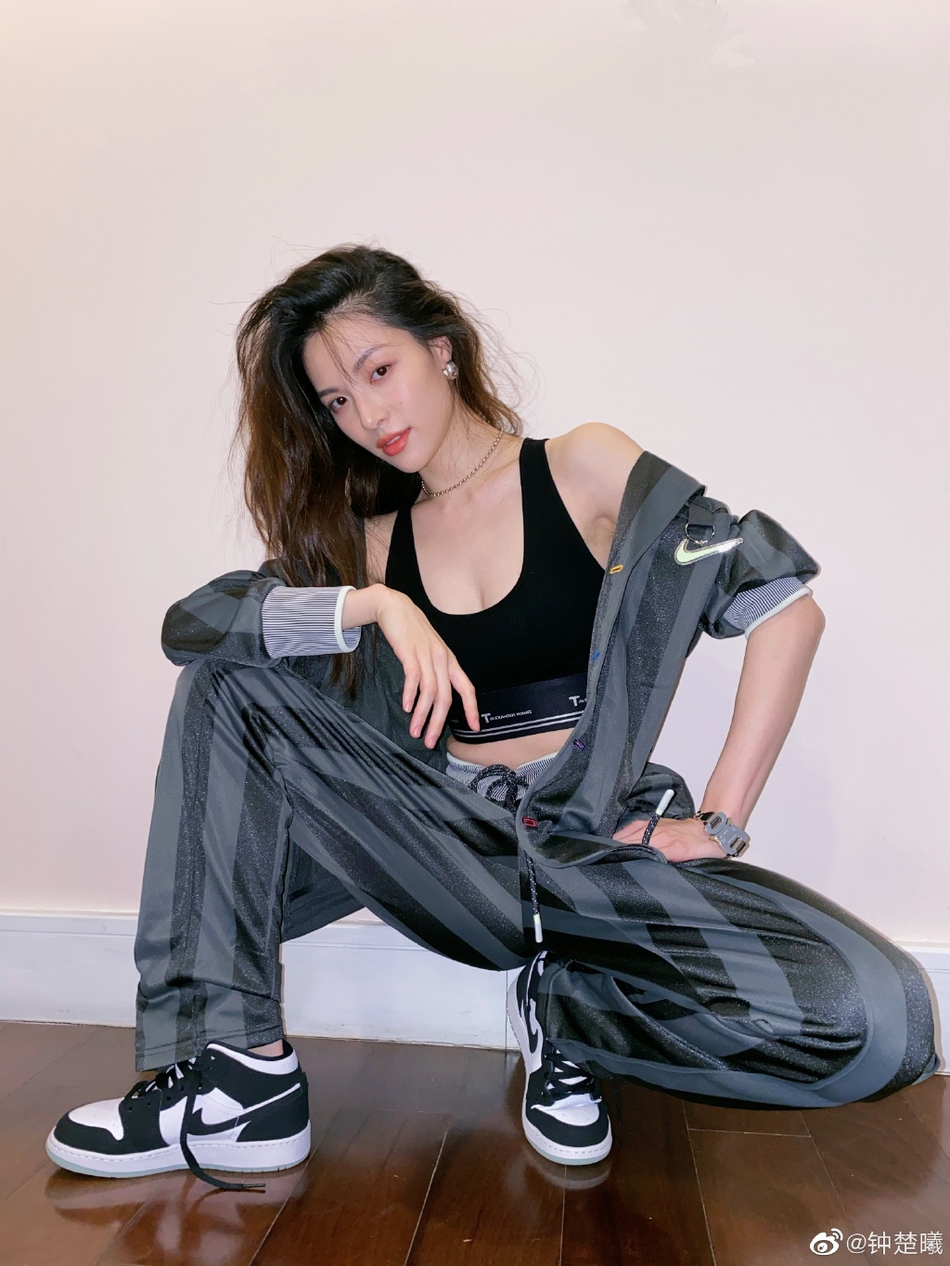 钟楚曦卷发造型慵懒迷人 着运动套装满满街头风