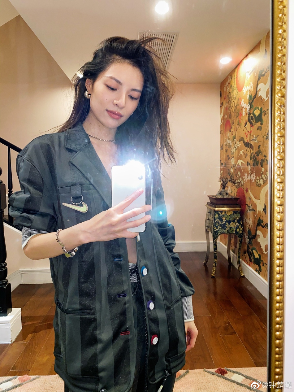 钟楚曦卷发造型慵懒迷人 着运动套装满满街头风