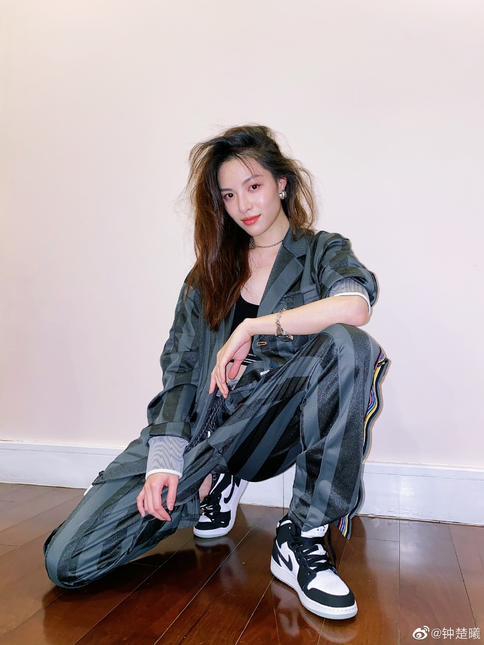钟楚曦卷发造型慵懒迷人 着运动套装满满街头风