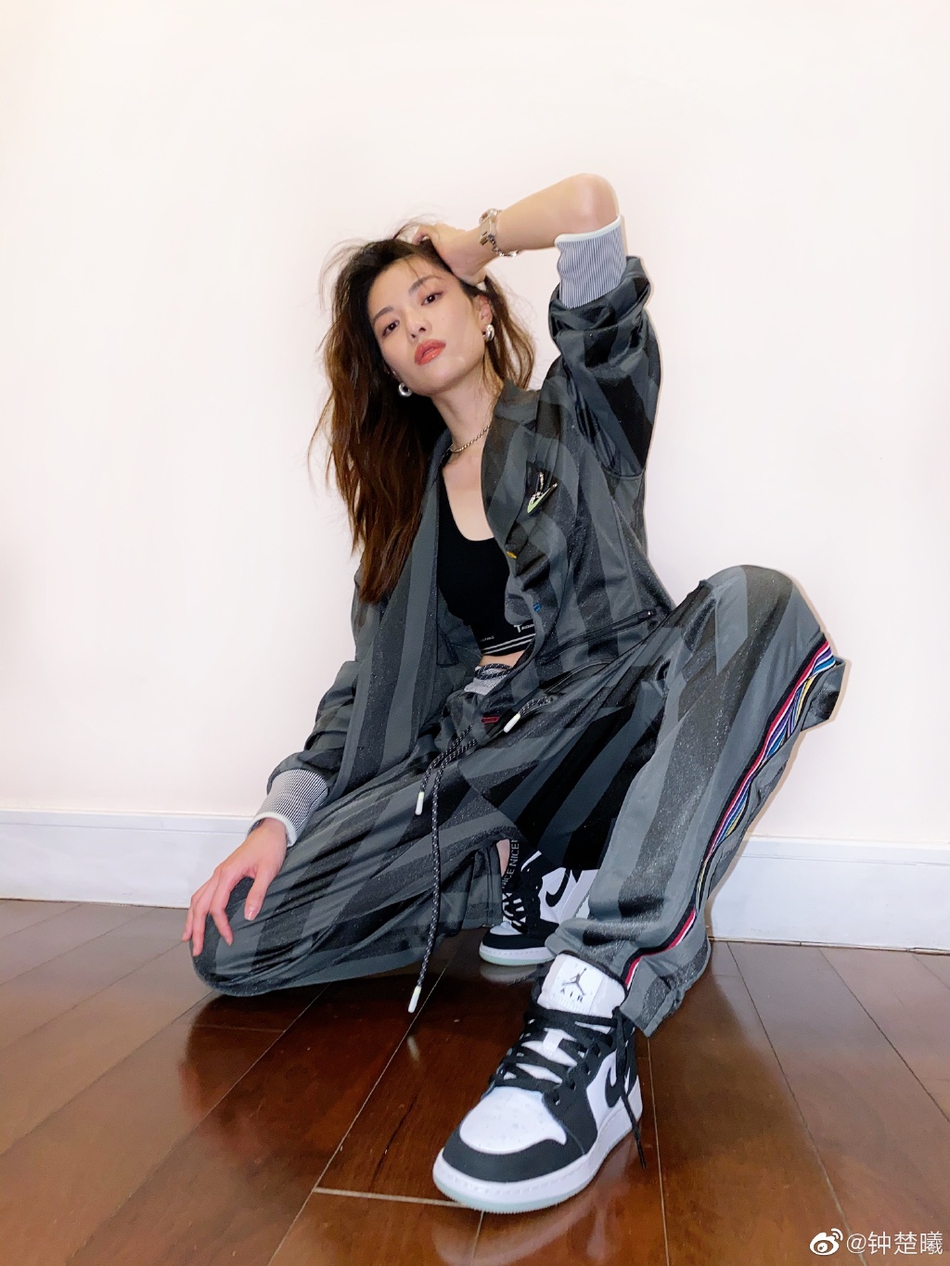 钟楚曦卷发造型慵懒迷人 着运动套装满满街头风