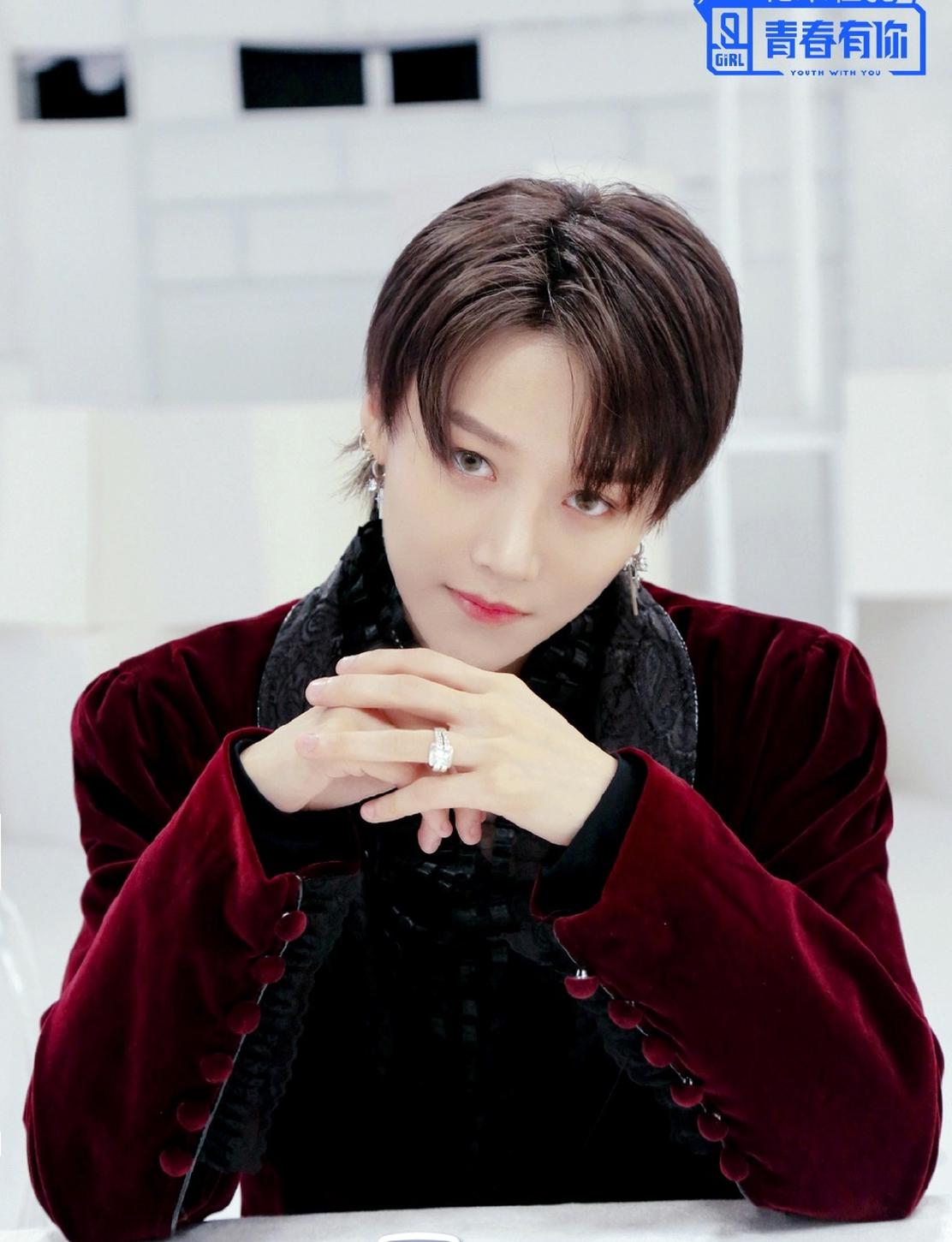 刘雨昕插兜打哈欠 打到一半嘟嘴尽显反差萌