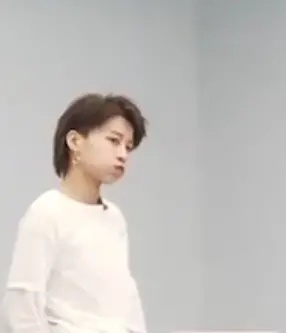 刘雨昕插兜打哈欠 打到一半嘟嘴尽显反差萌