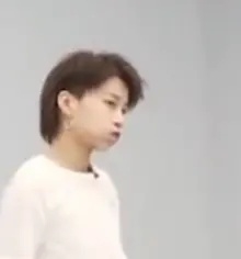 刘雨昕插兜打哈欠 打到一半嘟嘴尽显反差萌