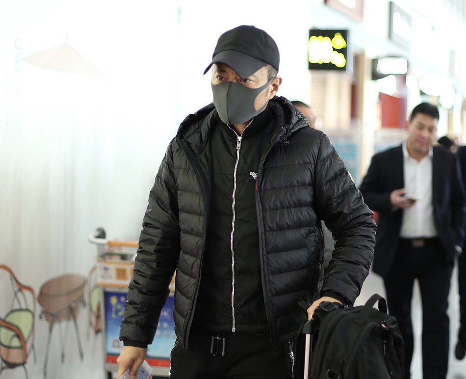 张涵予穿黑色羽绒服低调沉稳 眼神霸气硬汉范儿十足