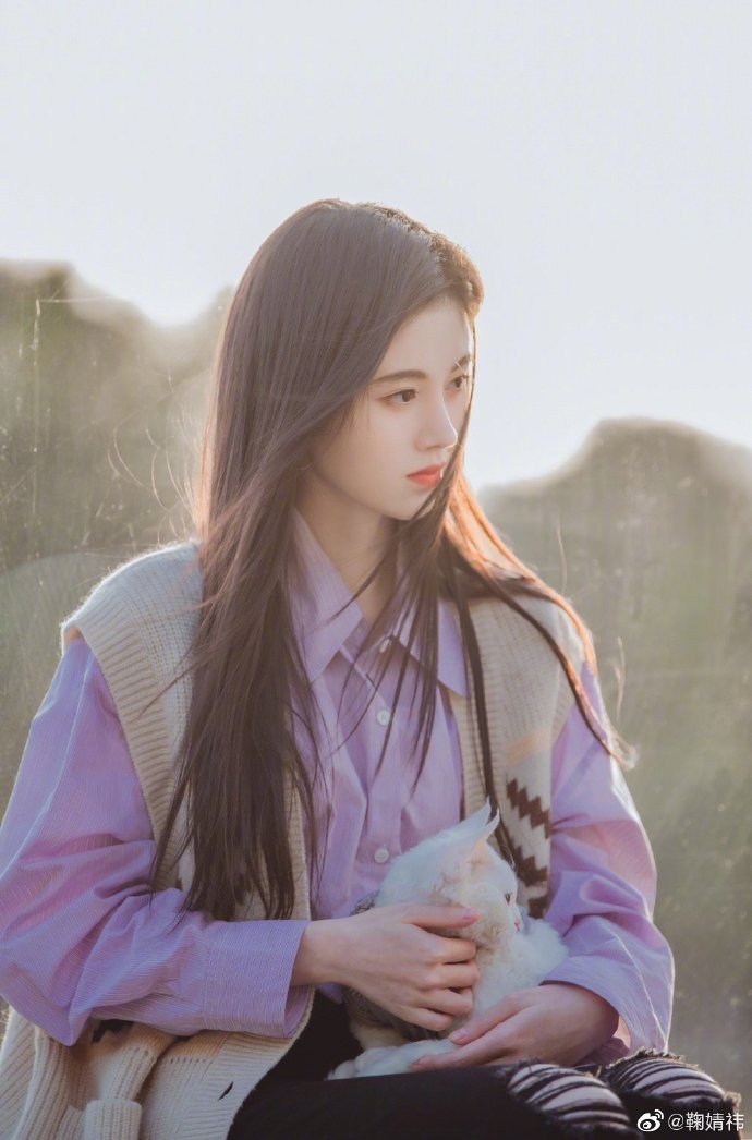 鞠婧祎穿紫色衬衫似邻家女孩 怀抱猫咪尽显温柔