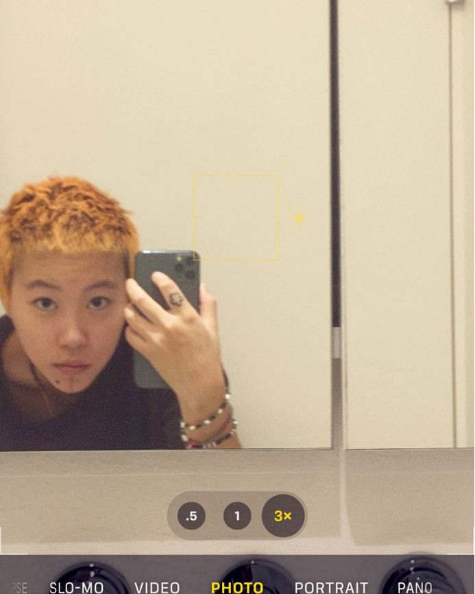 窦靖童晒自拍手指纹身抢镜 金色短发造型酷似妈妈王菲