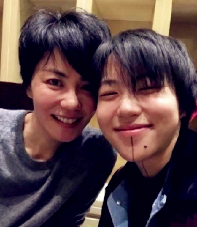 窦靖童晒自拍手指纹身抢镜 金色短发造型酷似妈妈王菲