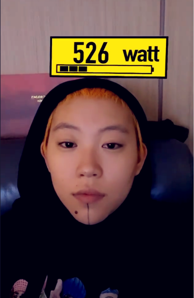 窦靖童晒自拍手指纹身抢镜 金色短发造型酷似妈妈王菲