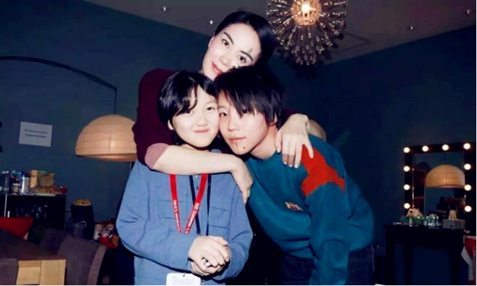 窦靖童晒自拍手指纹身抢镜 金色短发造型酷似妈妈王菲