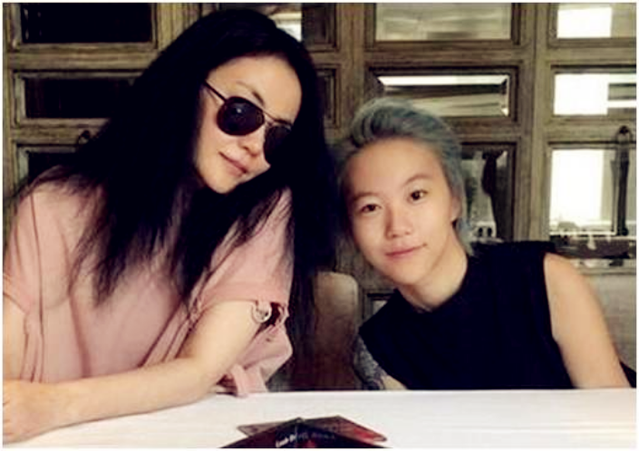 窦靖童晒自拍手指纹身抢镜 金色短发造型酷似妈妈王菲