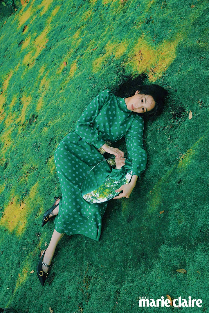 张钧甯森女系踏春大片曝光 穿绿色波点裙躺草地文艺十足