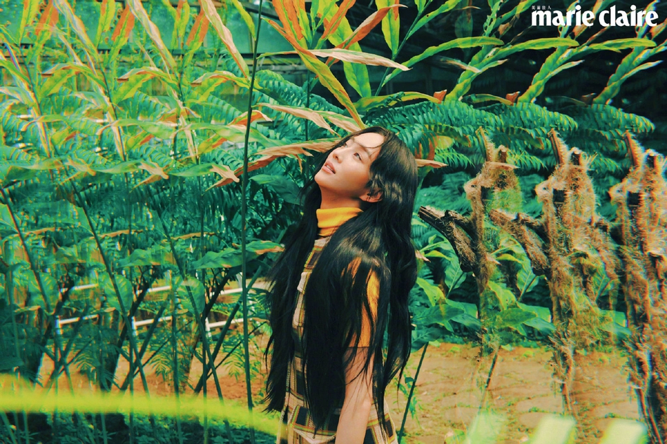 张钧甯森女系踏春大片曝光 穿绿色波点裙躺草地文艺十足