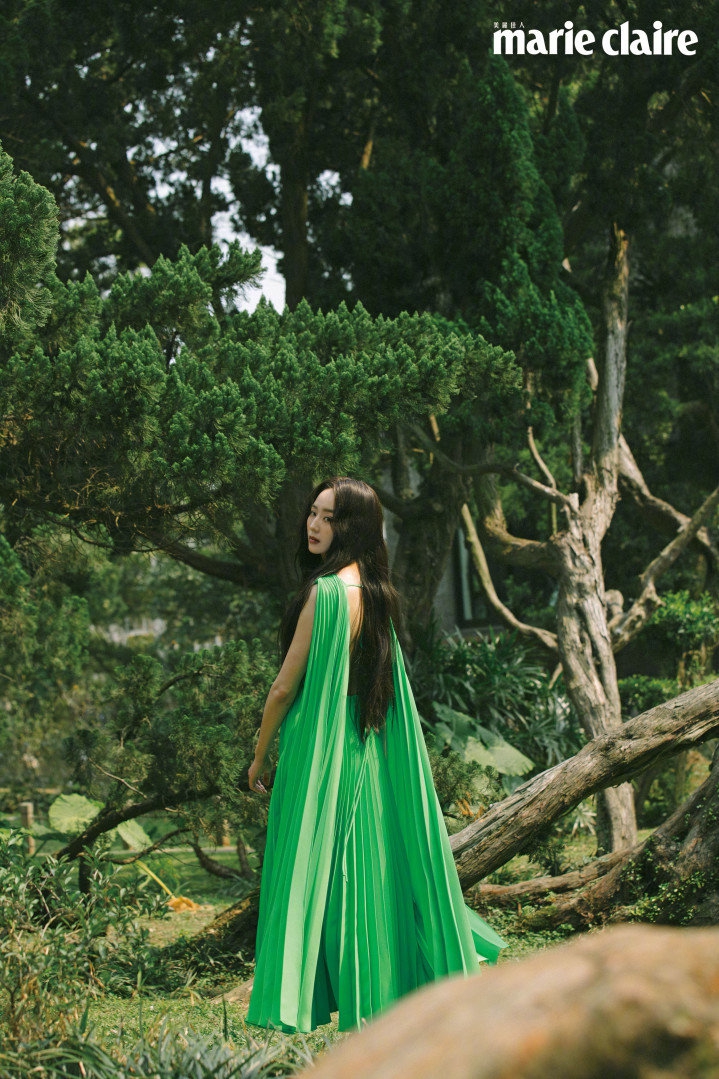 张钧甯森女系踏春大片曝光 穿绿色波点裙躺草地文艺十足