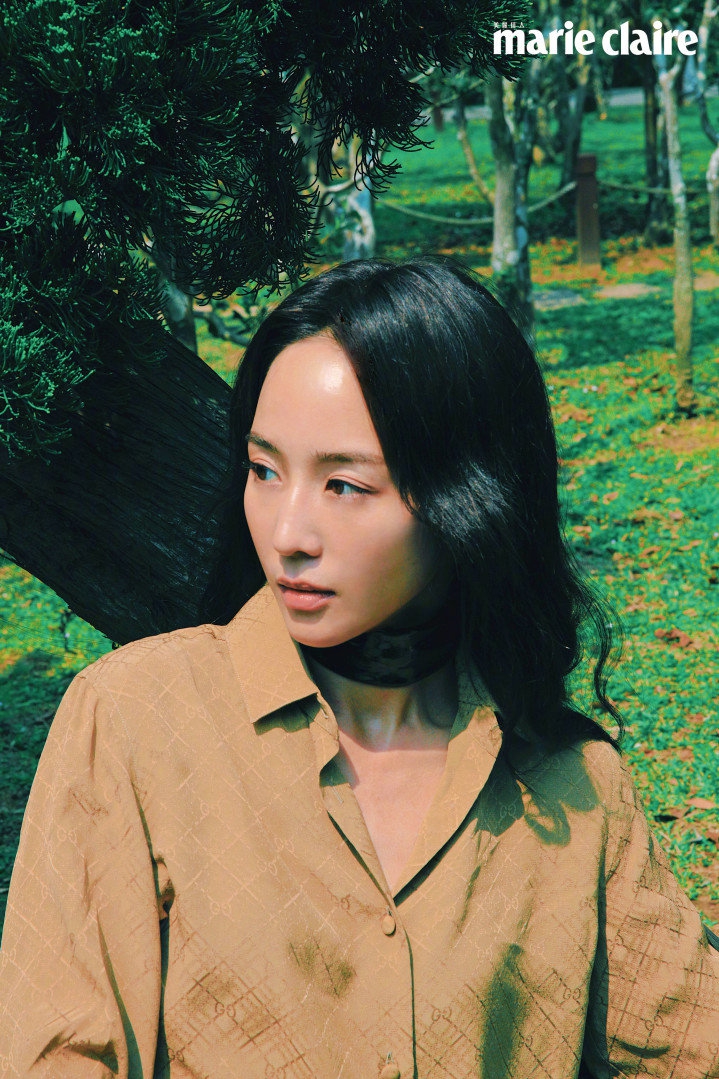 张钧甯森女系踏春大片曝光 穿绿色波点裙躺草地文艺十足